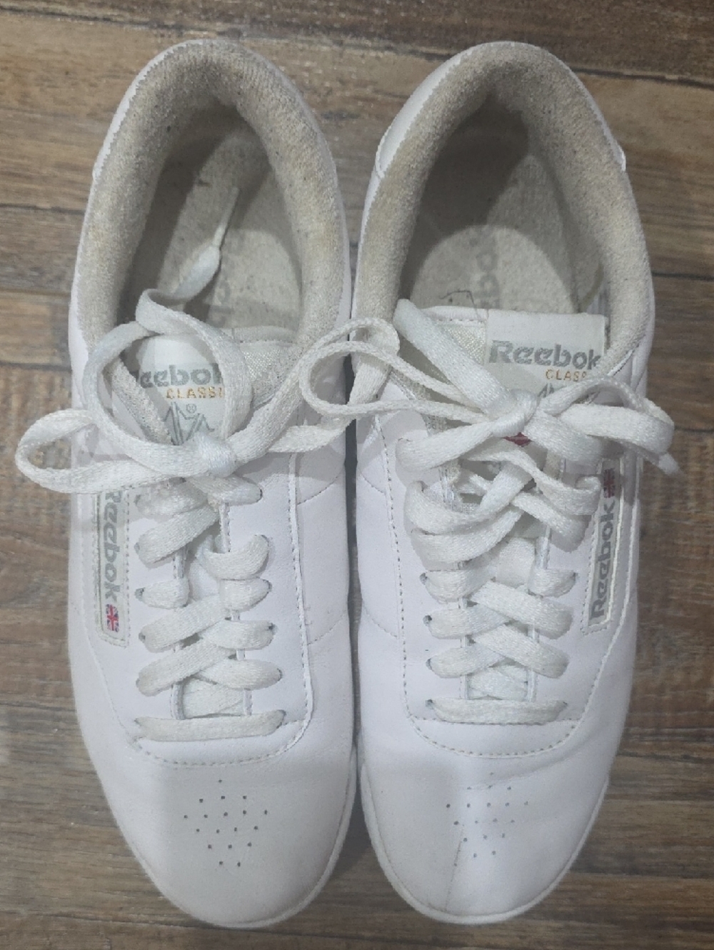 GUC Reebok White Low-Top Leather Sneakers with Red Logo Accents